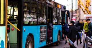 Mai mulţi tineri cu vârste între 15 şi 17 ani s-au bătut pe stradă şi într-un STB din Bucureşti