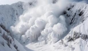 Imagini spectaculoase cu avalanşa care a măturat o staţiune în Alpii italieni