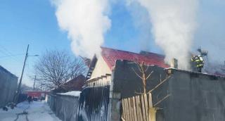 Casă cuprinsă de flăcări în Constanţa. Trei adulţi şi trei copii evacuaţi, o femeie a ajuns la spital