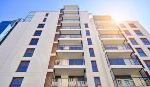 Jaf într-un complex rezidenţial din zona Pipera. Oamenii şi-au găsit maşinile sparte în parcare