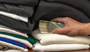 Cum au furat doi bărbaţi din Suceava 1.800 de lei din casa unei bătrâne. Au pretins că îi vând pături