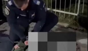Momentul în care jandarmii imobilizează un tânăr care îşi ameninţa cu cuţitul colegii de internat