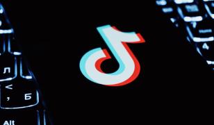 A stat pe TikTok în vacanţă şi a fost la un pas să îşi falimenteze familia din cauza facturii de telefon