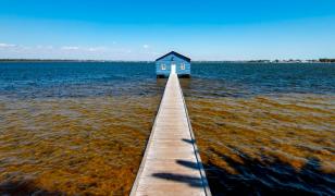 Un pensionar a cumpărat o casă pe râu cu 100.000 de euro şi a fost nevoit să o vândă pentru doar 2 euro