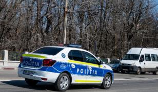 Ieşean atacat cu furci şi topoare după ce a ajutat poliţia. Agresorii au dat buzna în curte, în miez de noapte