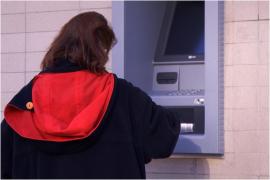 Două angajate ale unei bănci din România au făcut împrumuturi fantomă în numele unor pensionari