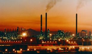 Arabia Saudită ia în considerare un atac american în Iran şi majorează producţia şi exporturile de petrol