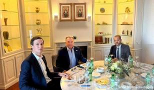 Jared Kushner şi Steve Witkoff la masa negocierilor cu ministrul de externe al Omanului, Badr Albusaidi