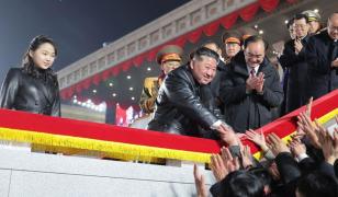 Kim Jong Un şi-ar fi făcut fiica de 13 ani șefă a rachetelor nucleare în Coreea de Nord. Dă ordine generalilor