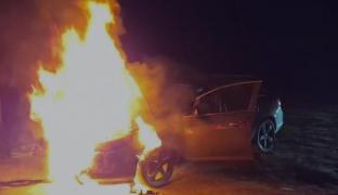 O maşină în care se aflau doi adulţi şi un copil aluat foc în mers, în Caraş-Severin