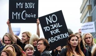 Victorie pentru femeile europene. Fondurile UE pot fi folosite pentru sprijinirea accesului la avort sigur