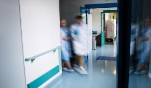 Neplata primei zile de concediu medical ajunge la Curtea Constituţională