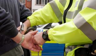 Un tânăr din Maramureş a lovit un bărbat cu mașina în timp ce făcea drifturi, apoi l-a luat la bătaie