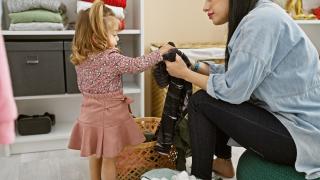 O țară în care trăiesc foarte mulți români angajează urgent 10.000 de asistenți maternali