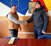 Un poliţist din Ialomiţa, aflat în timpul liber, a găsit 10.000 de euro pe jos. Reacţia imediată a agentului