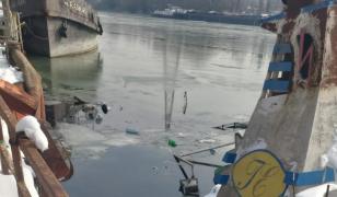 Poluare pe Dunăre cu ulei şi carburant, în zona Giurgiu, după scufundarea unei nave. Anunţul Apelor Române