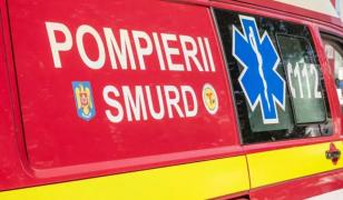 Trei copii și mama lor au ajuns la spital dupa ce s-au izbit cu mașina de un sens giratoriu din Dâmbovița