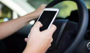 Reguli și amenzi pentru folosirea telefonului la volan: când este interzis, ce spune legea și cât e amenda