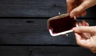 A cumpărat un portofel cu trei lei dintr-un second-hand. Ce a găsit înăuntru a emoţionat-o profund