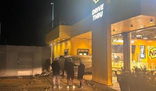 A intrat la drive-thru cu roțile în sus. Un bărbat fără permis s-a oprit cu mașina în ușa unui restaurant