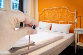 Cameră ascunsă într-o cameră de hotel