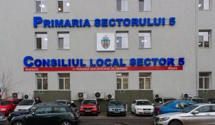 Mită strânsă de un poliţist local şi împărţită în toaleta instituţiei. Ancheta DNA la Primăria Sectorului 5