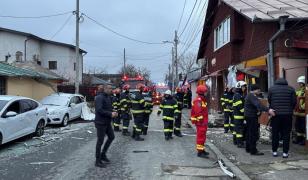 Două persoane evacuate și două mașini avariate, în urma unei explozii la o casă din Bucureşti