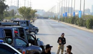 Sute de manifestanţi au luat cu asalt consulatul SUA din Karachi, Pakistan. Cel puţin o persoană a fost ucisă