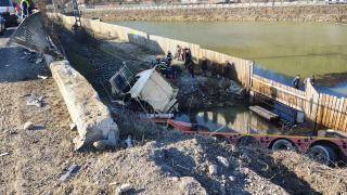 Un șofer străin a ajuns cu o autoutilitară direct în șanț, în Vâlcea