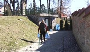 Orașul din România rămas fără apă bună de băut de 4 luni. Localnicii cară apă zilnic, vina se pasează