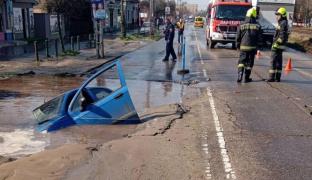 Mașină înghițită în totalitate de asfalt, după spargerea unei conducte pe o stradă din Budapesta