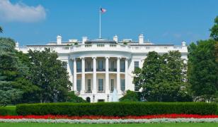 O dubă a intrat într-o baricadă din apropierea Casei Albe. Şoferul a fost arestat pe loc