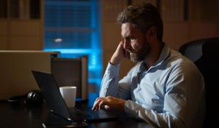 WSJ: Inteligenţa Artificială nu reduce volumul de muncă, îl intensifică. Concluziile unui studiu de amploare