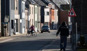 Mersul pe jos previne demența: creiere mai rezistente în orașele pietonale, arată un studiu