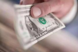 Leul românesc pierde teren masiv în raport cu dolarul american