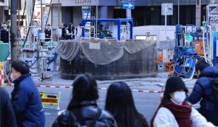 Un cilindru cât un bloc de 4 etaje a ieşit brusc din pământ şi a dat peste cap traficul dintr-un oraş japonez