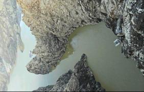 Poluare pe lacul Vidraru, alertă pentru localnicii din Curtea de Argeș