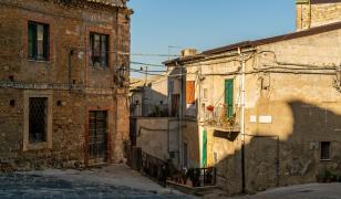 Ţara europeană care păstrează şi în 2026 oferta caselor la 1 euro. Cât ajungi să plăteşti, de fapt