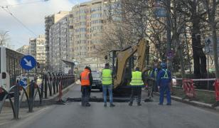 Crater uriaş pe un bulevard din Capitală. Şoferii, avertizaţi să circule cu atenție