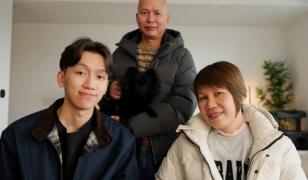 A renunţat la şcoală şi a dormit pe canapeaua unui prieten. Acum conduce o afacere bănoasă pornită pe TikTok