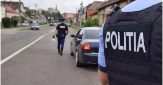 Maşina cu hoţi, oprită după ce a trecut pe roşu. Un urmărit internaţional şi două hoaţe, prinşi de Poliţie