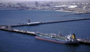 Peste o mie de nave blocate lângă Strâmtoarea Ormuz. Iran permite accesul anumitor nave