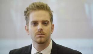 Fostul ministru Ilan Laufer şi doi dintre copiii săi, loviţi de o maşină în timp ce se aflau pe trotinetă