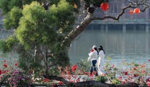 O universitate din China îndeamnă studenții să "se bucure de flori, să se îndrăgostească"