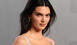 Trend periculos pe TikTok: Femeile se iau după Kendall Jenner ca să-şi subţieze nasul cu creme anti-acnee