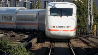 Beat de fericire că a scăpat de închisoare, un român a blocat circulația trenurilor în Germania