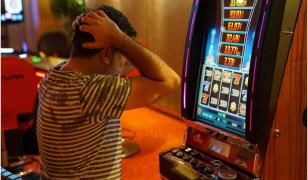 Proiect pentru interzicerea păcănelelor în București. Deputat: Este dependența cu cea mai mare rată de suicid