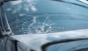 Cât plătești dacă circuli cu parbrizul crăpat