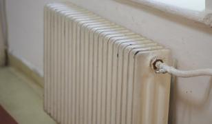 Doi copii de 2 și 4 ani, găsiți legați cu frânghia de calorifer într-un apartament din Satu Mare