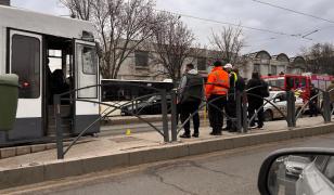 Femeie prinsă sub tramvai în Capitală. Ar fi traversat strada pe roșu
